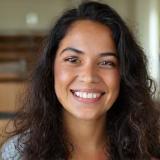 Foto de Carolina Santos, uma estudante de jornalismo